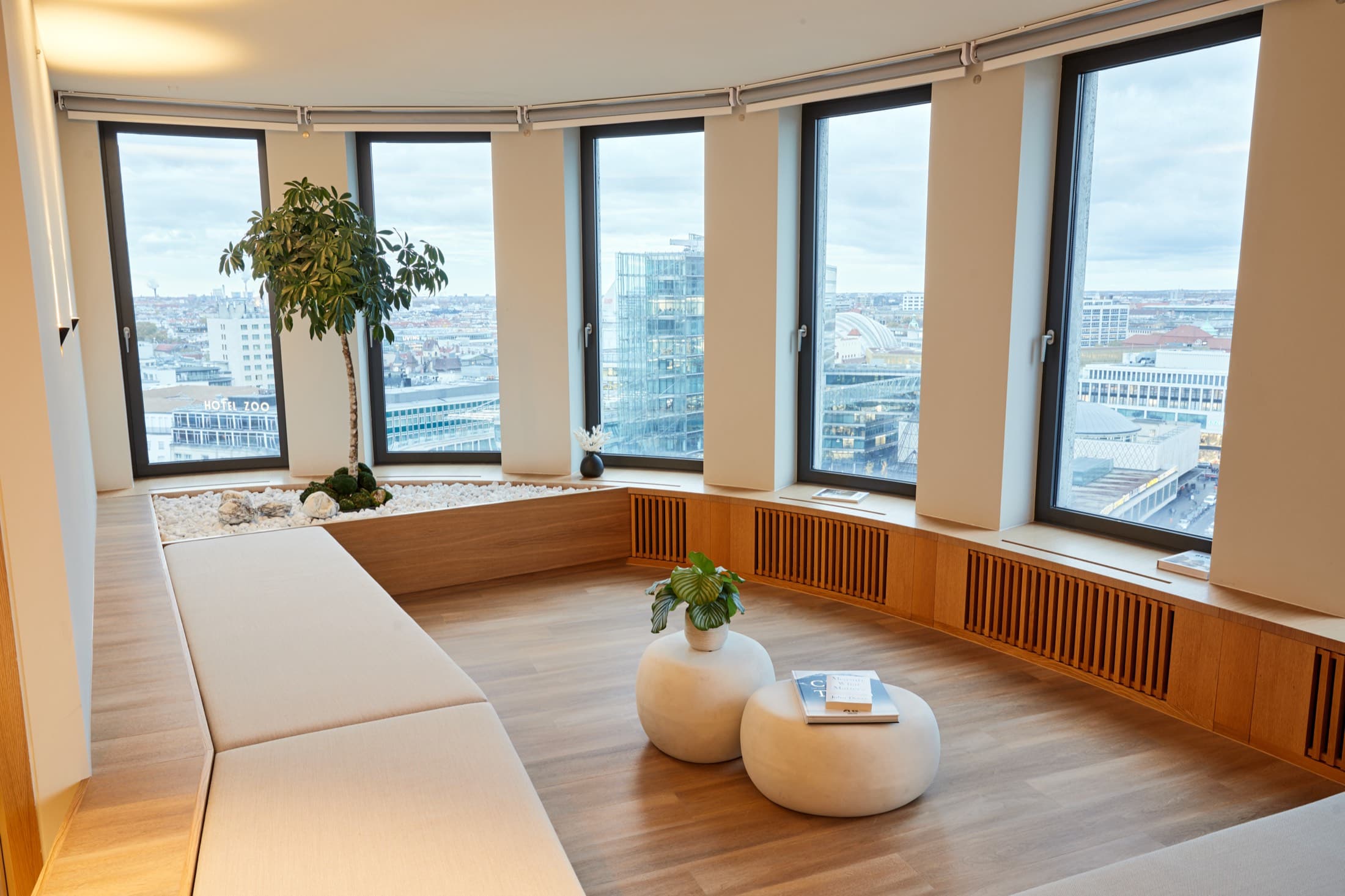 YEARS Klinik in Berlin — Lounge mit Blick über die Stadt